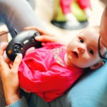 Juliette joue à la Megadrive avec Papa.