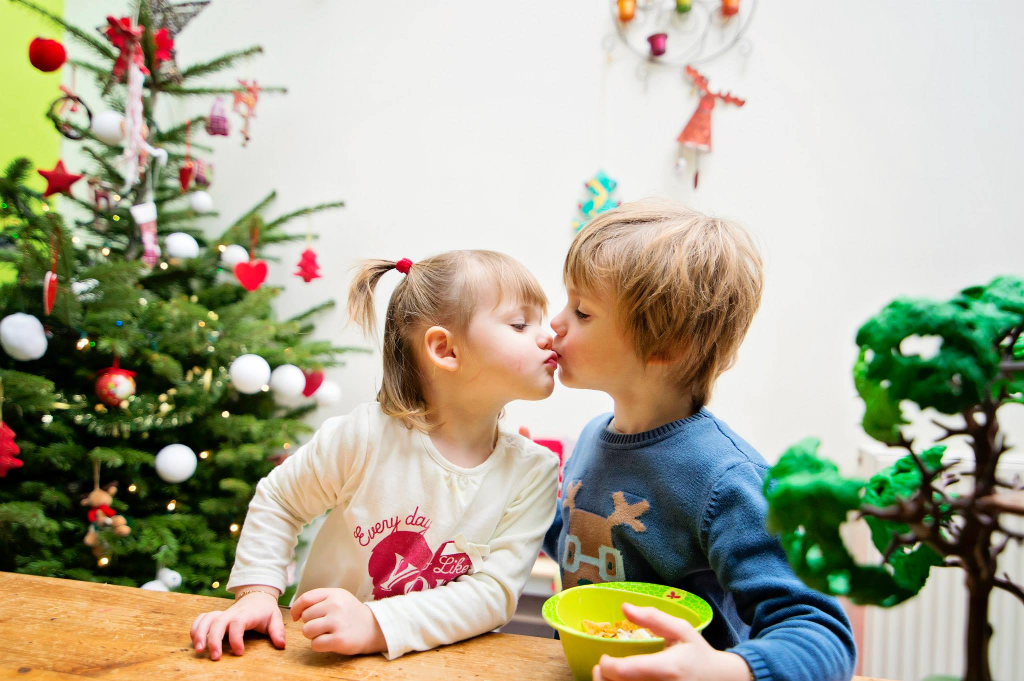 "Bisou 'Ahy.... Mais là je mange... aaaaah (bouche grande ouverte)"