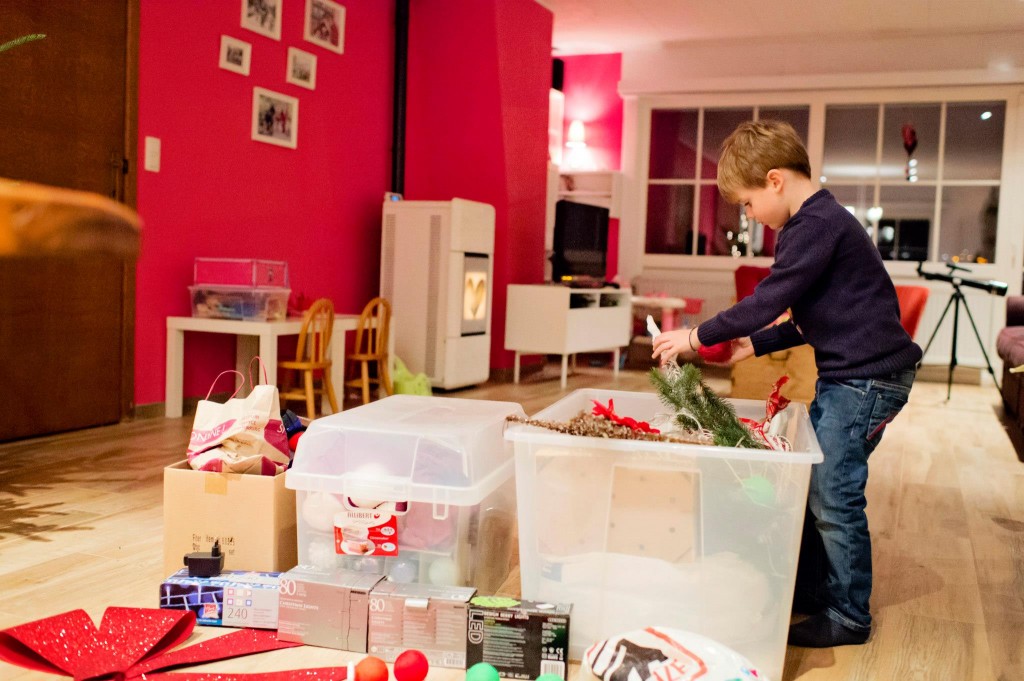 Charly, très pressé de faire la décor de Noel