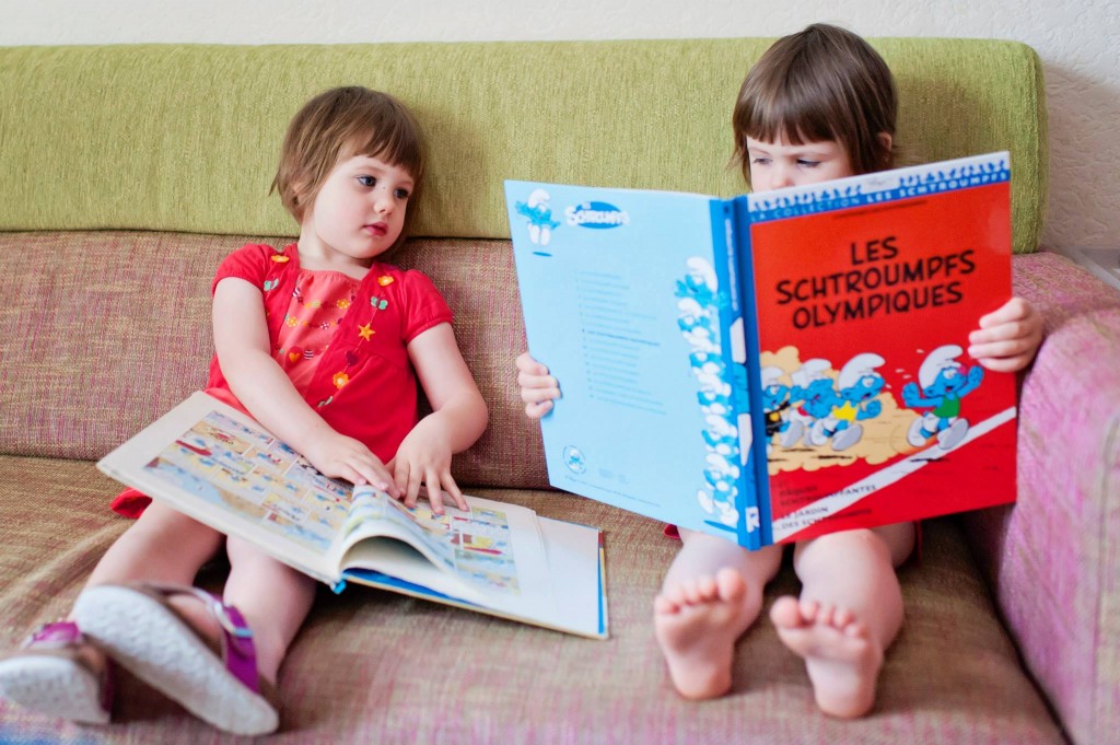 Les filles lisent Les Schtroumpfs