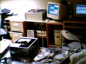 Avec un vrai boulot, je peux m'acheter à crédit un nouvel ordinateur. Je remplace donc mon P2 400mhz contre un nouvel AMD 1800+ avec 256mo et un disque dur de 80go. septembre 2002