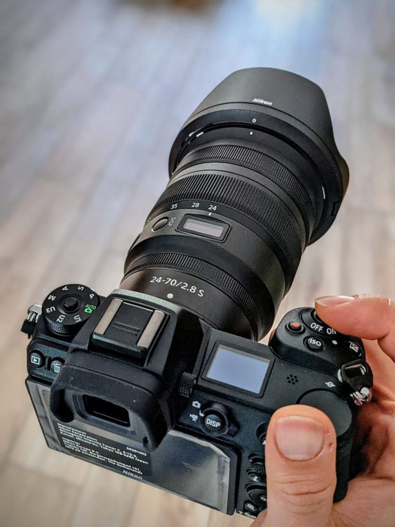 Le Nikon Z6II monté de son 24-70 2.8 Z en main